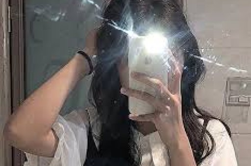 震惊！卢昱晓因片场不当行为塌房网友热议职业素养问题