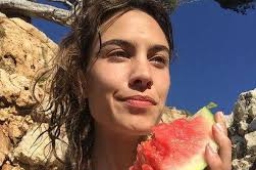 彻底塌房海外刘亦菲合照裁人炸翻越南全网真的是傲慢耍大牌？